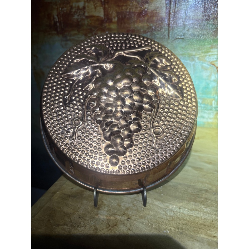 Vintage Embossed Copper Grape Cluster Round Kitchen‎ Mold Wall Decor 7.5 Inch